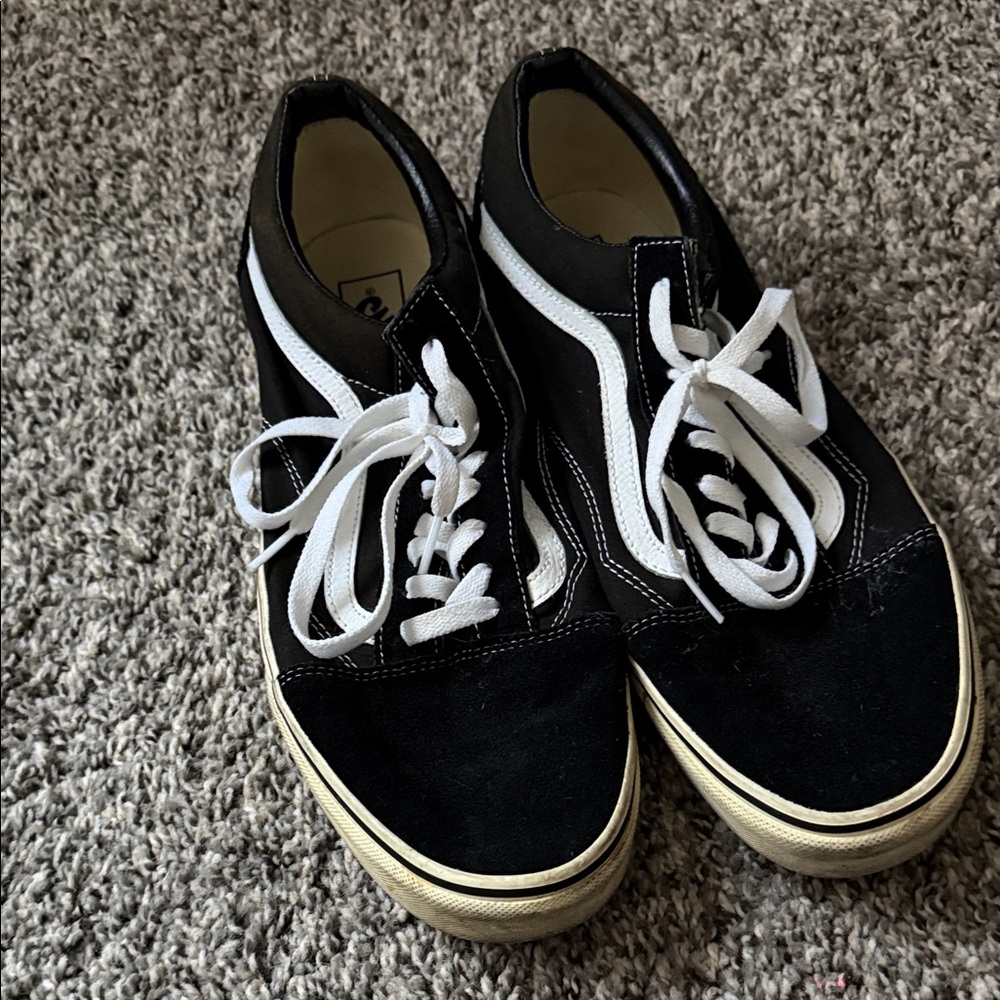 Vans Men's Black and White Low-Top Sneakers